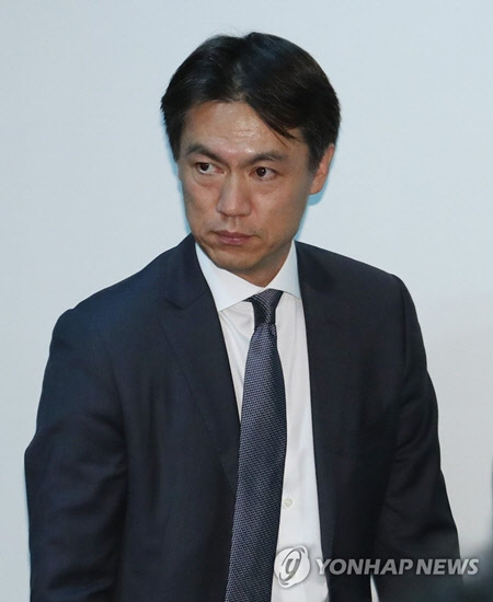 홍명보 대한축구협회 전무이사가 16일 오후 서울 종로구 신문로 축구회관 2층 회의실에서 열린 '2017년도 제2차 임시대의원총회'에 입장하고 있다. <연합뉴스>